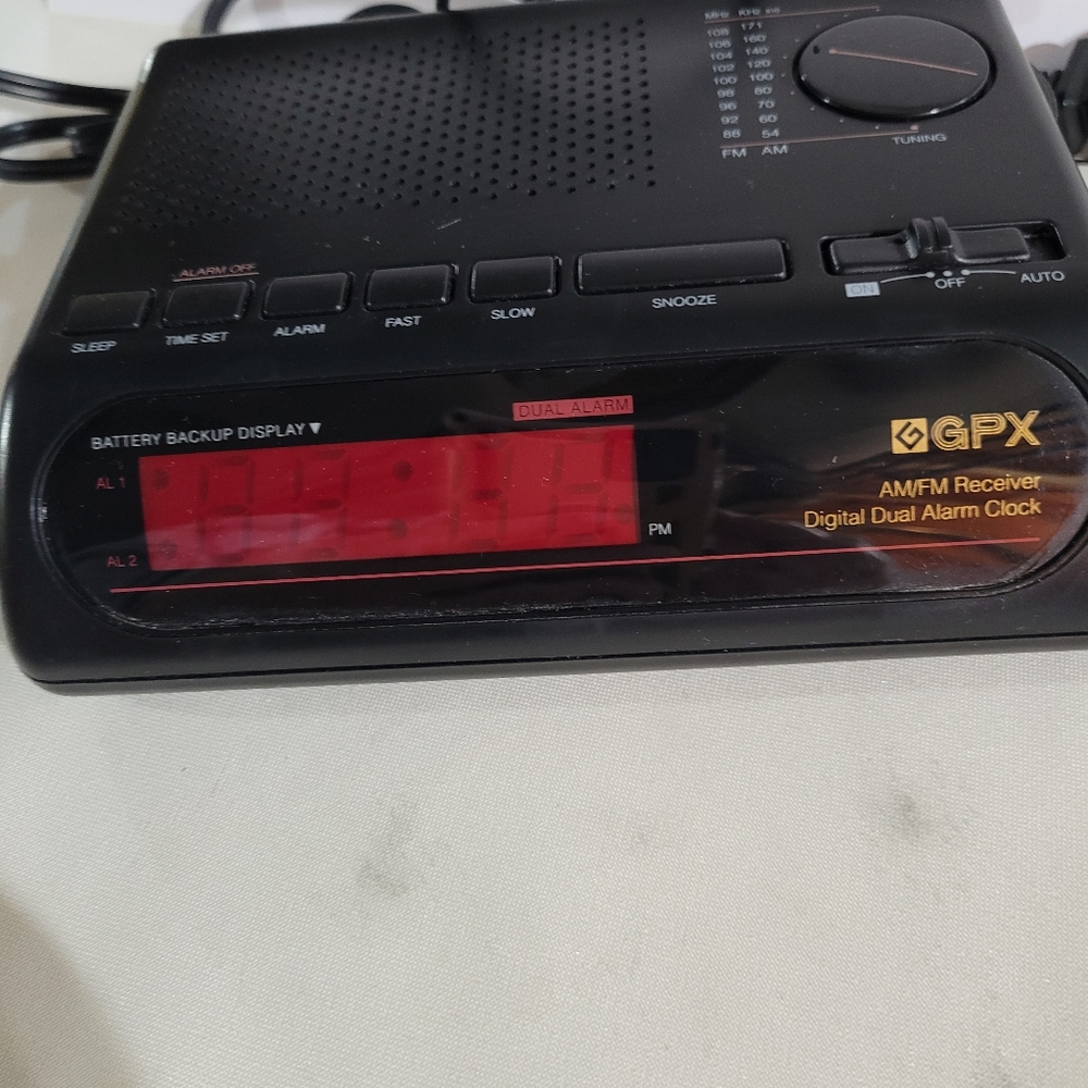 Gran Prix Am/fm Clock Radio Black With Radio Dial